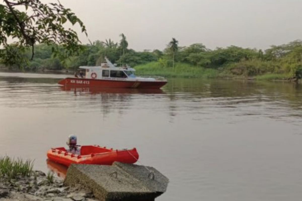 Basarnas Pekanbaru cari korban yang jatuh dari Jembatan Siak I