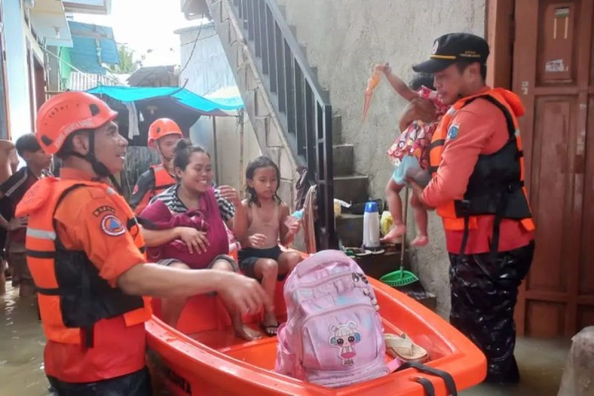 Pengungsi banjir di Tegal Alur terus bertambah pada Sabtu sore