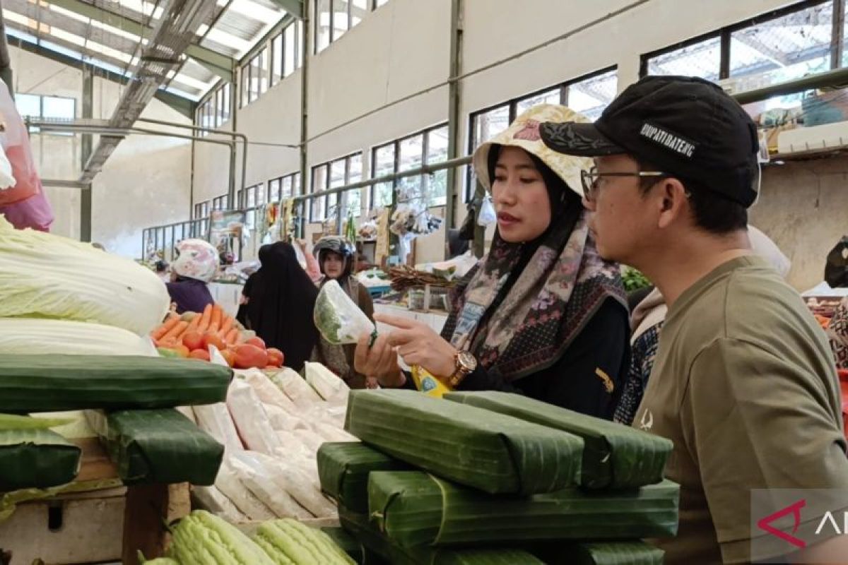 Bupati Bangka Tengah wajibkan 500 ASN belanja di pasar tradisional