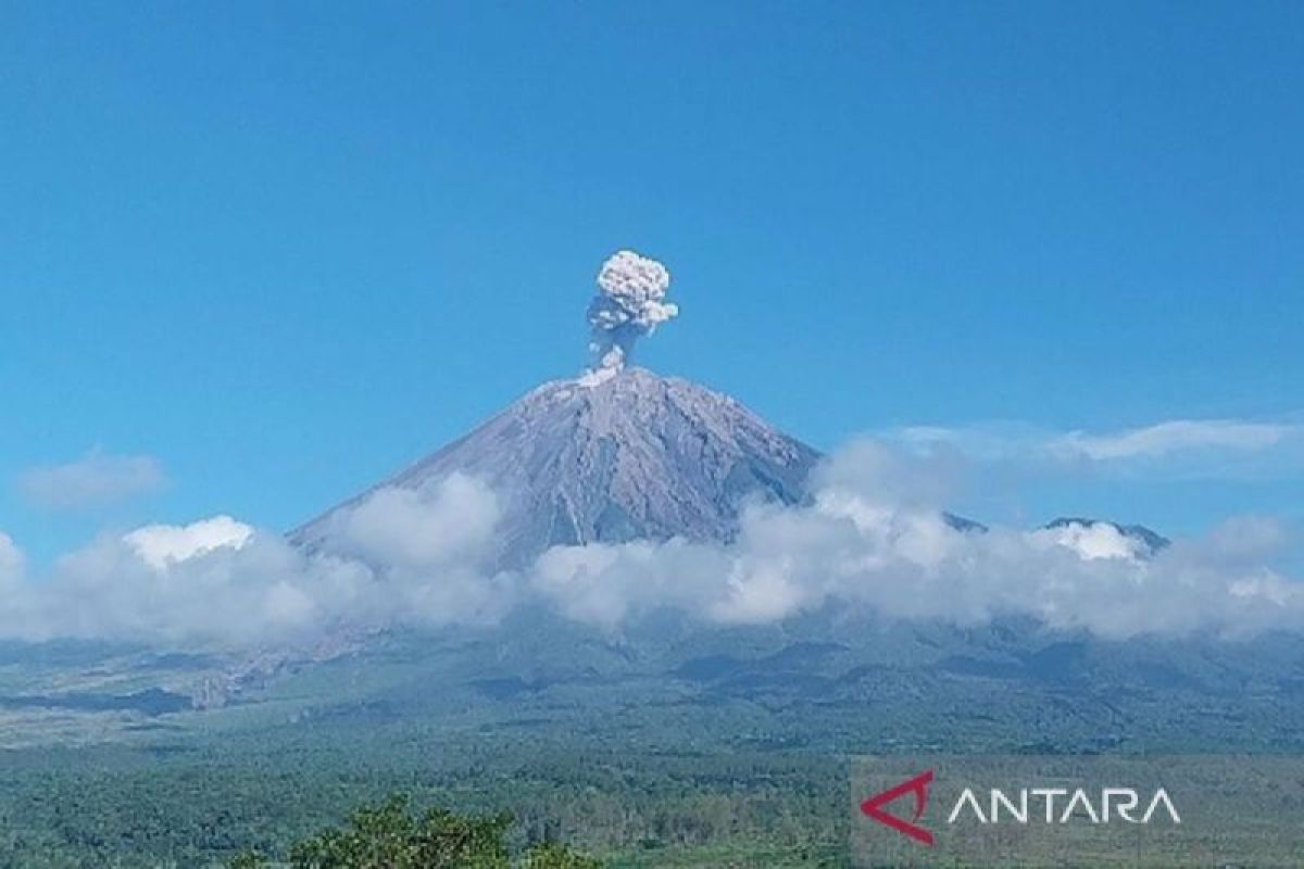 Gunung Semeru hari ini erupsi tiga kali dalam kurun waktu tiga jam