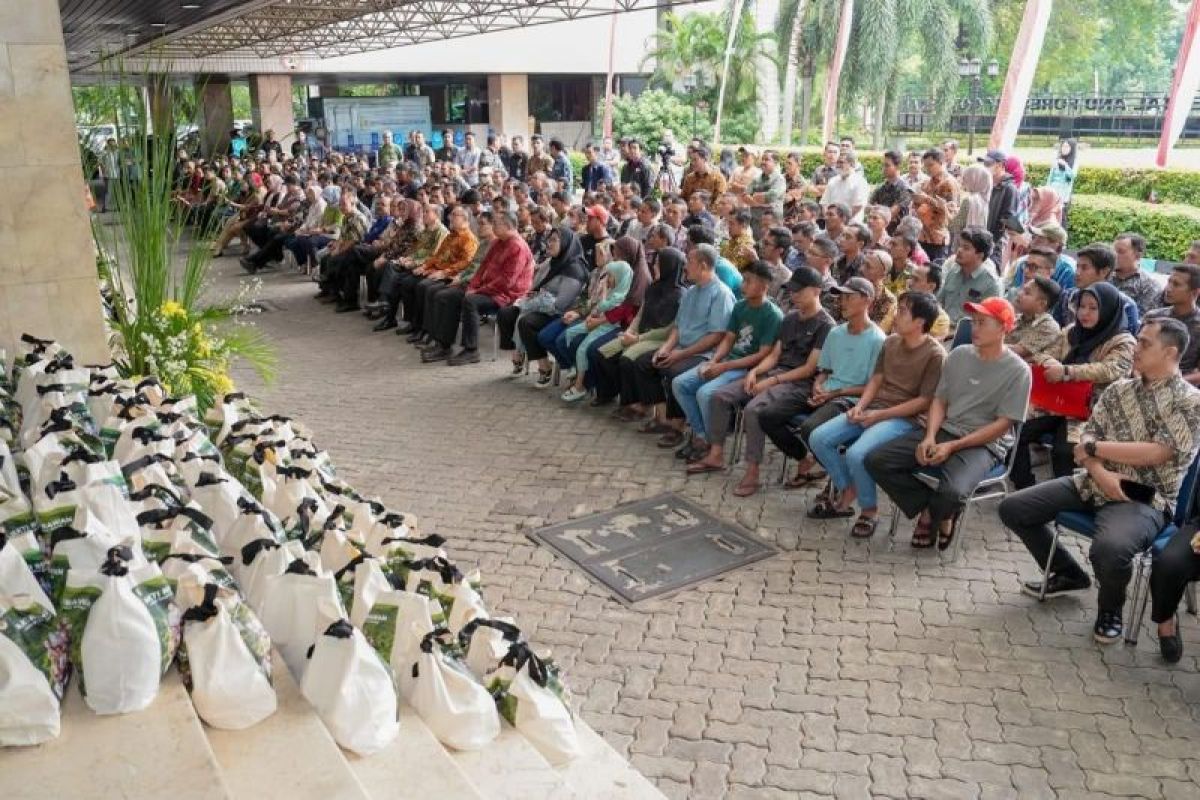 KLHK bagikan 2.600 paket sembako Ramadan untuk masyarakat