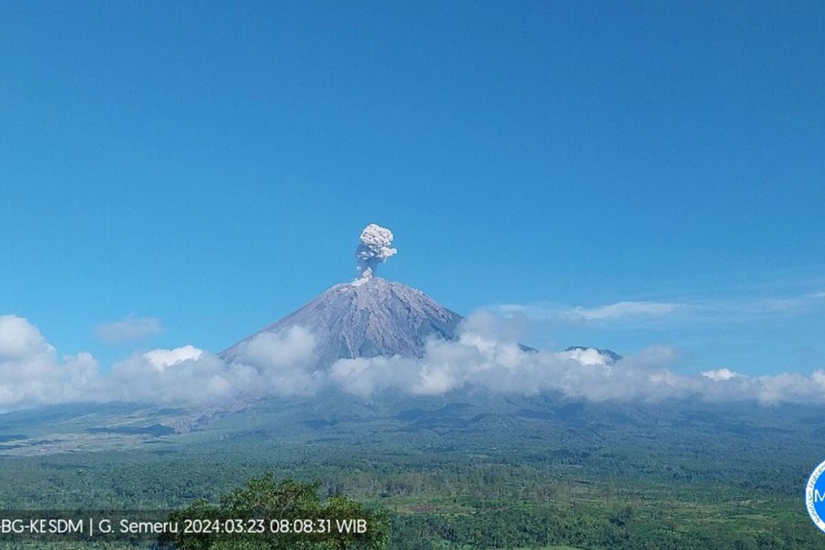 Gunung Semeru erupsi tiga kali dalam kurun waktu tiga jam