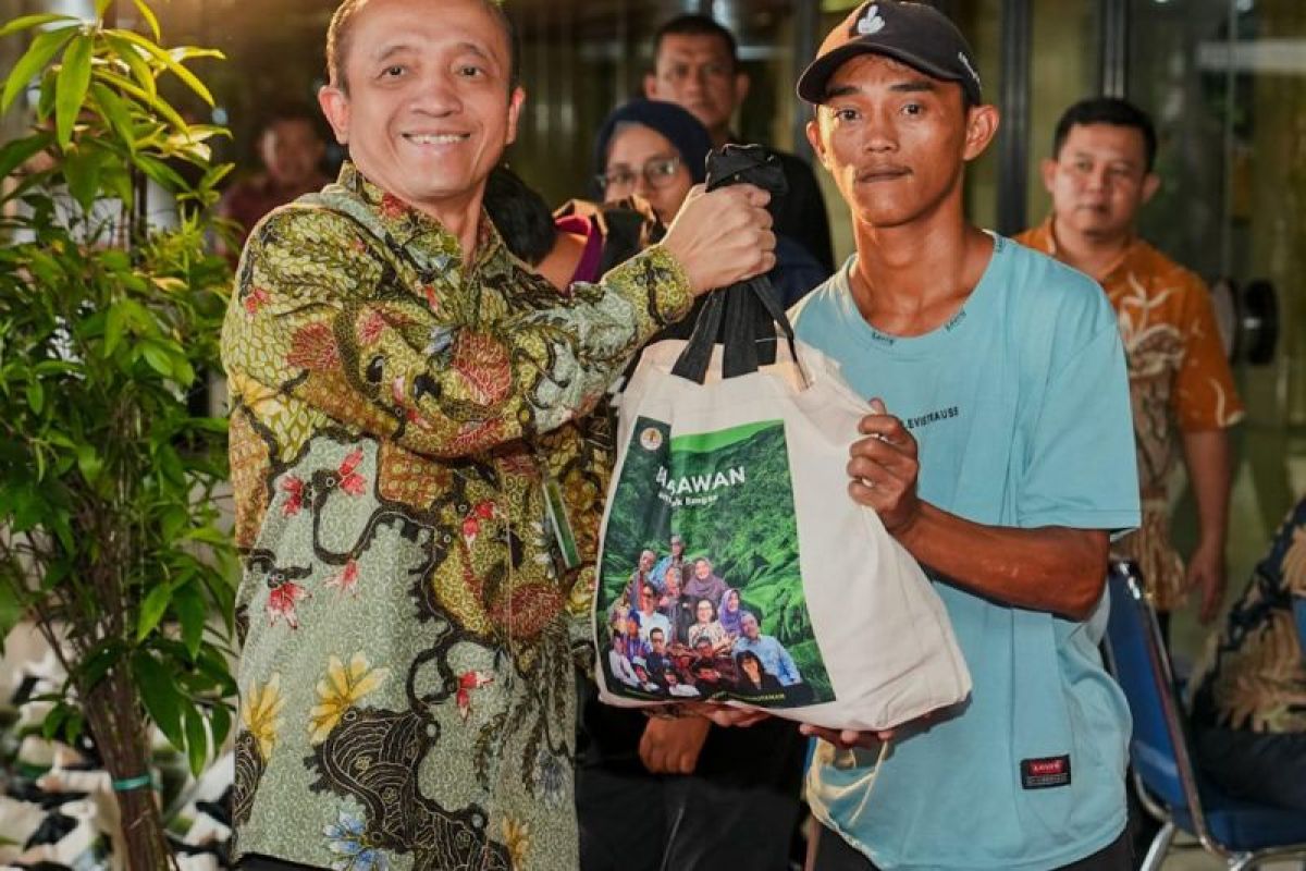 KLHK bagikan 2.600 paket sembako untuk masyarakat saat Ramadhan