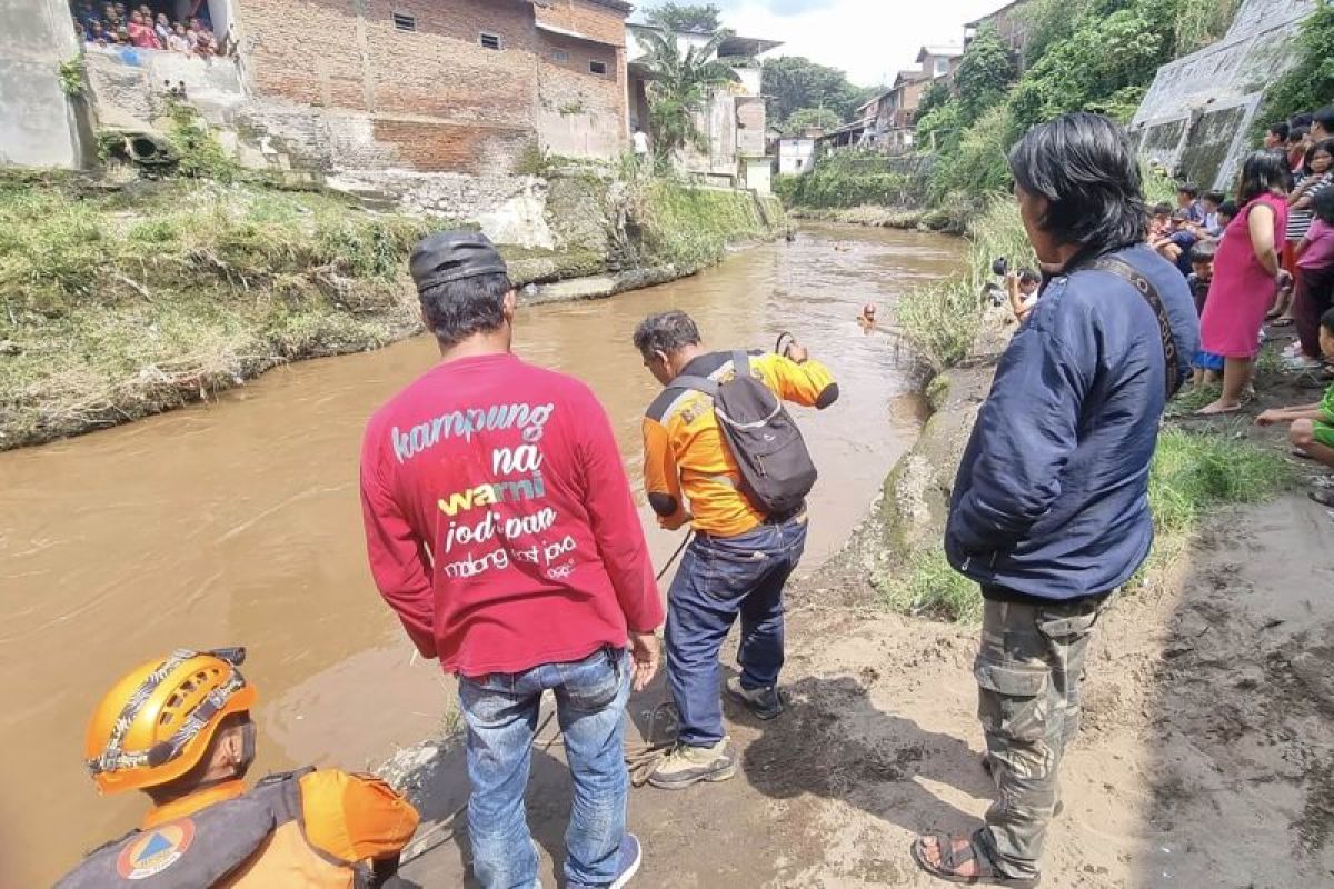 Seorang balita dilaporkan hanyut di Sungai Brantas Kota Malang