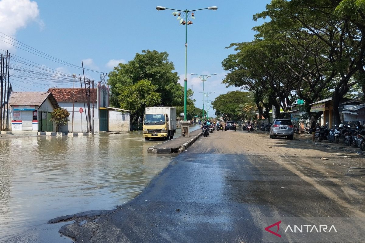 Jalur Pantura Demak-Kudus masih ditutup karena masih adanya genangan banjir