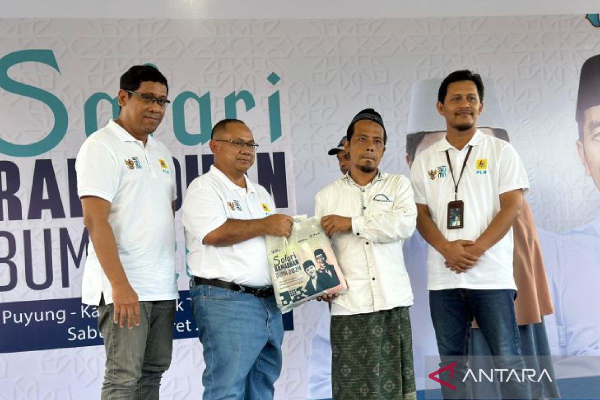 PLN menjual 1.000 paket sembako murah di Lombok Tengah