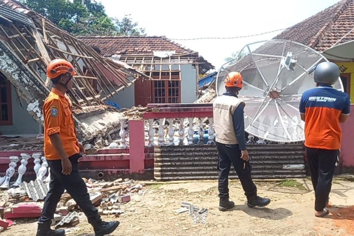 BPBD distributes aid to earthquake-hit residents on Bawean Island