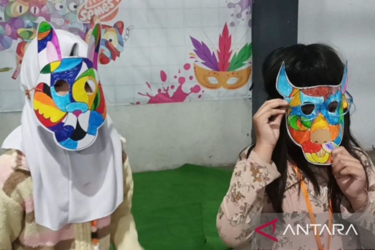 Kreasi topeng anak-anak SLB Bangun Bangsa Surabaya