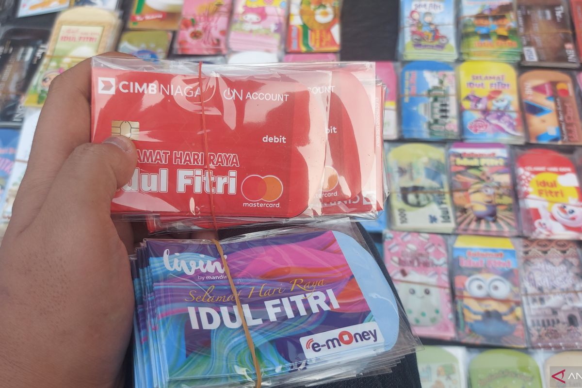 Angpau Lebaran motif mie instan hingga kartu ATM makin dicari