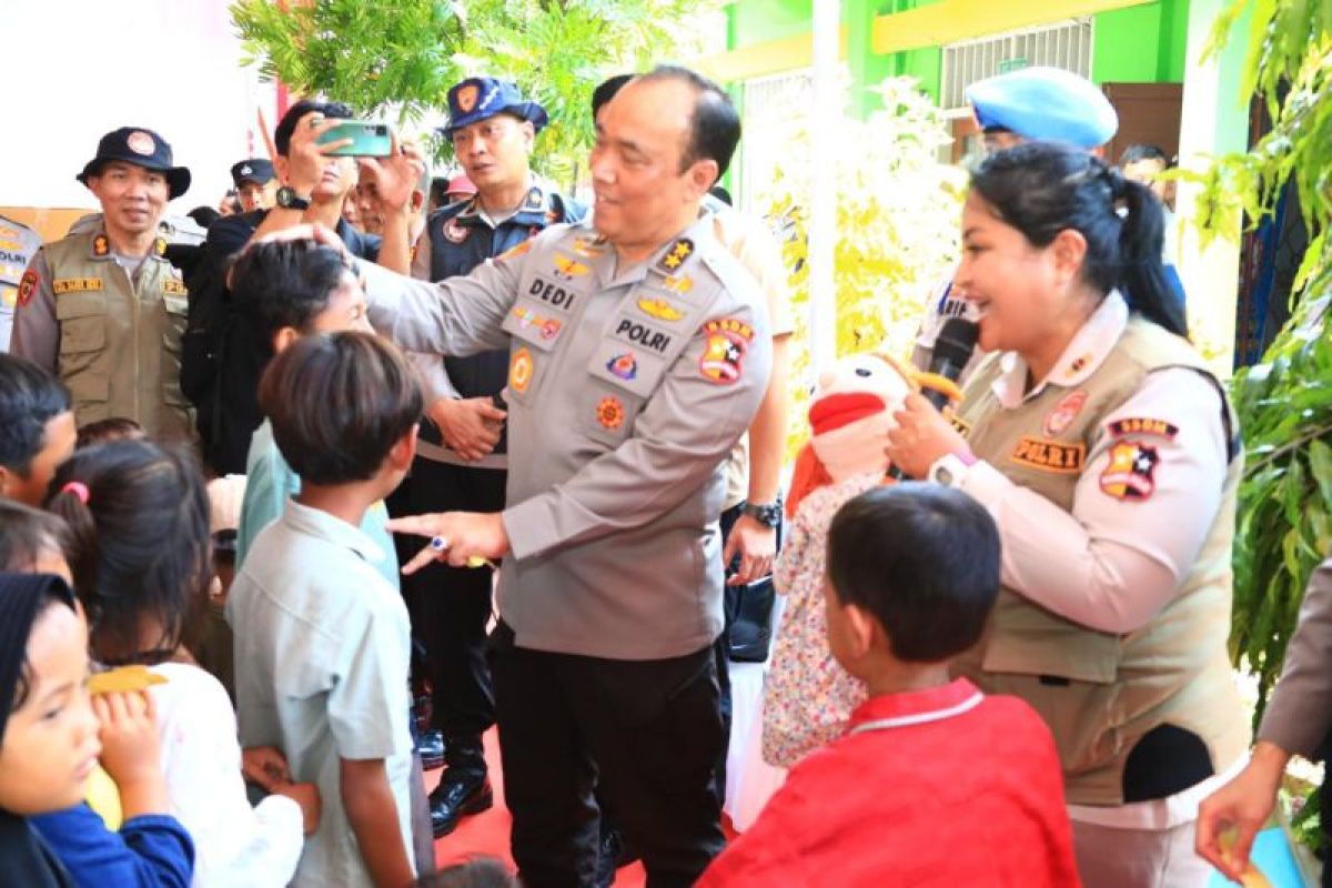 As-SDM Kapolri dan Rombongan Hibur Anak-anak Korban Banjir Demak