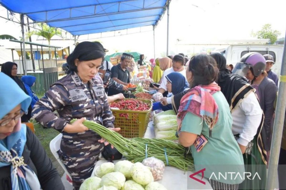 TNI AL menyediakan dapur umum korban banjir Demak, Jateng