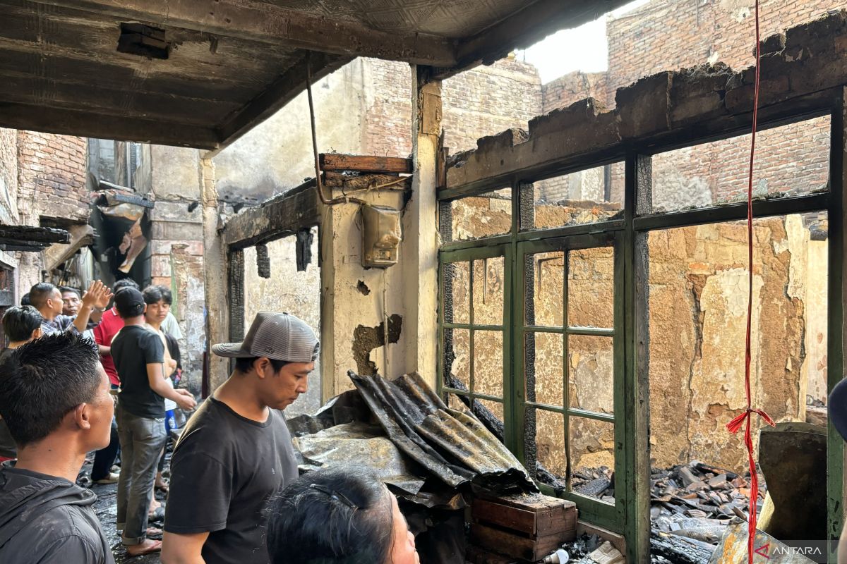 10 unit Damkar padamkan kebakaran padat penduduk di Cinta Asih Bandung