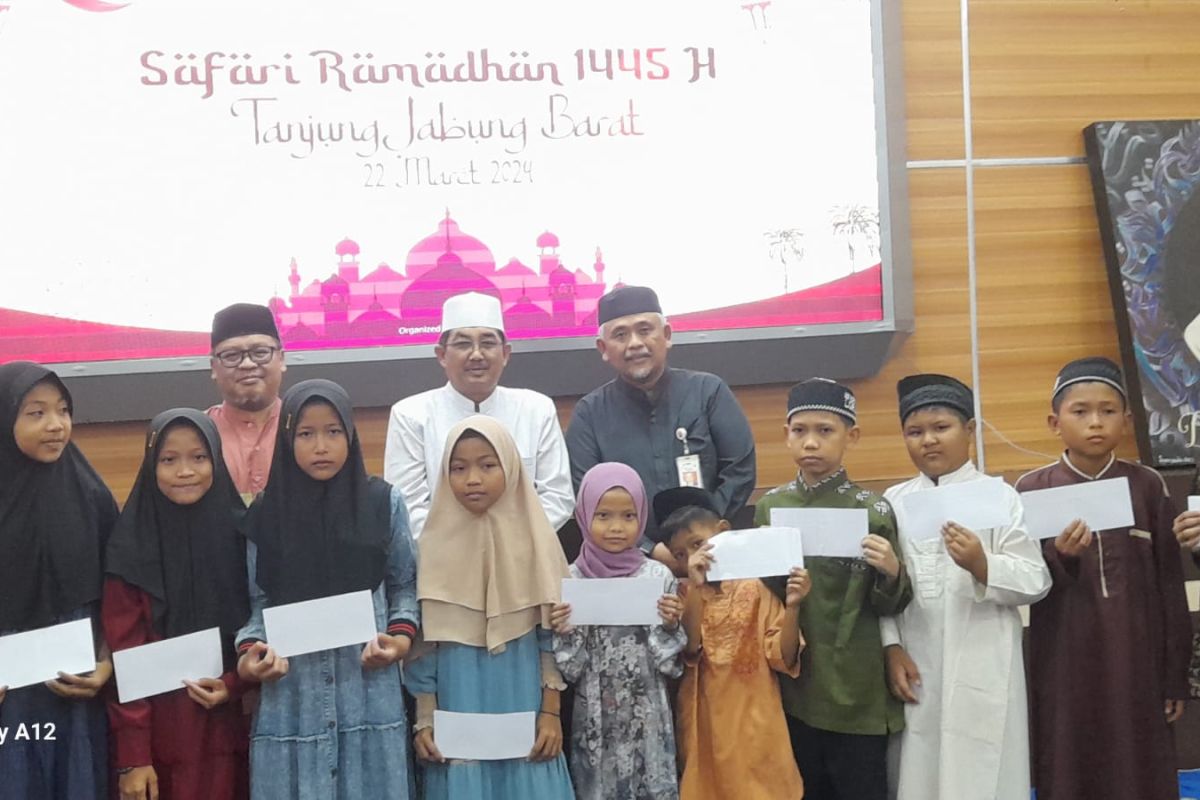 SKK Migas-PetroChina berikan bantuan 150 paket sembako dan santuni anak yatim di Tanjab Barat