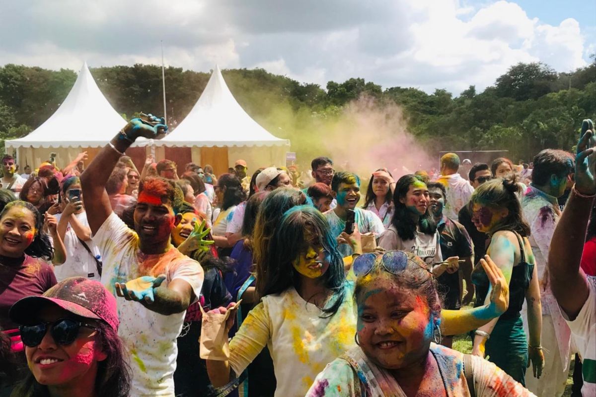 Wisatawan dan masyarakat kota Denpasar meriahkan festival warna