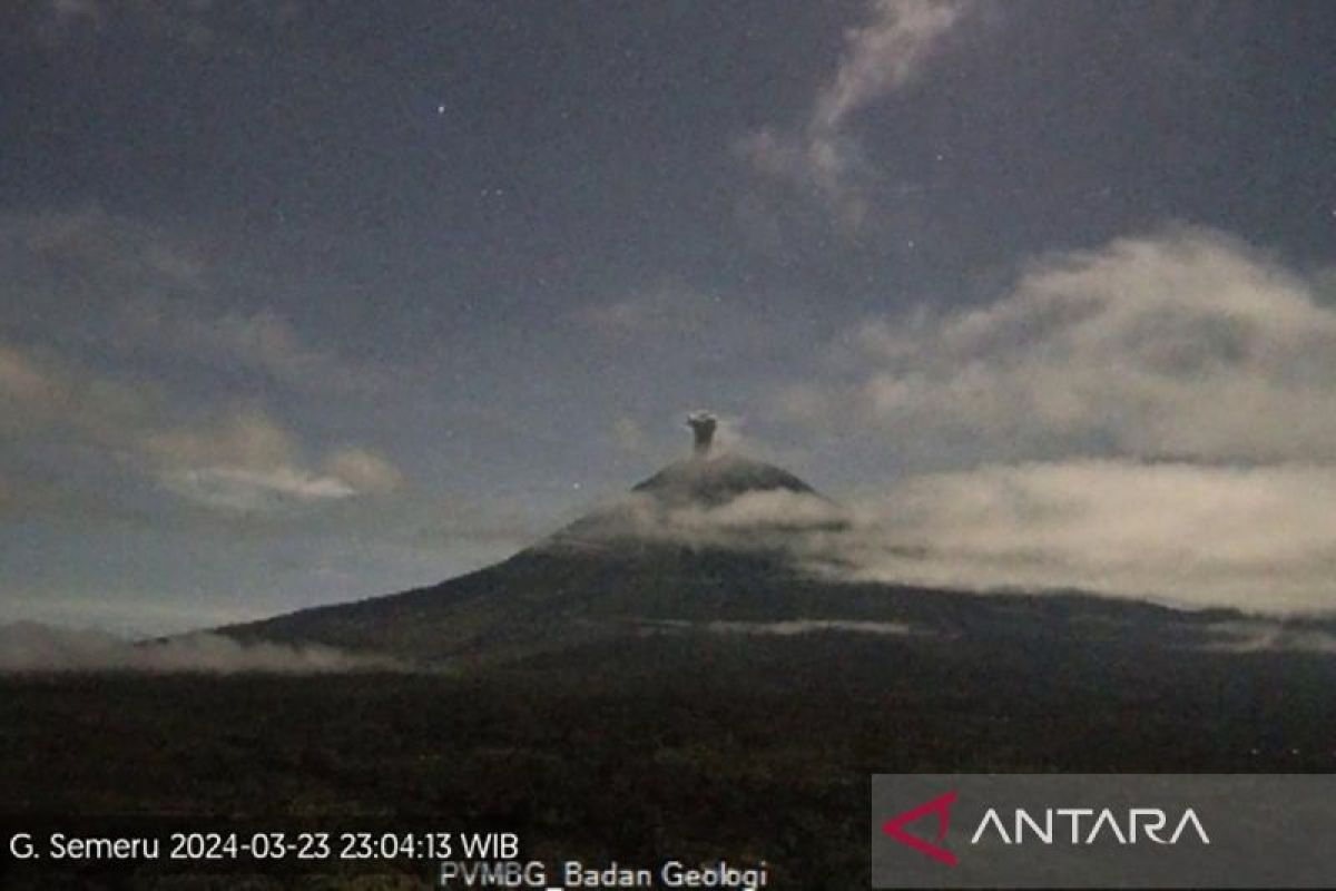 Semeru meletus lagi semburkan abu vulkanik ke arah barat