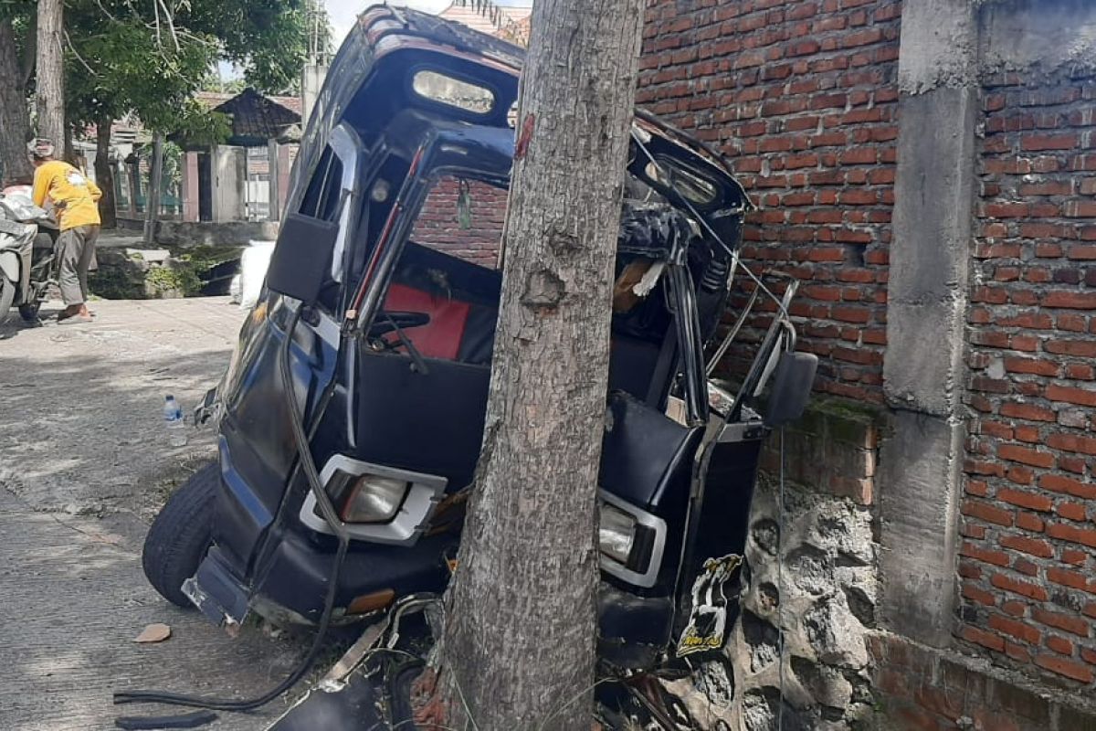 Srempetan, Carry tabrak pohon hingga rinsek di depan Polsek Sikur Lombok Timur