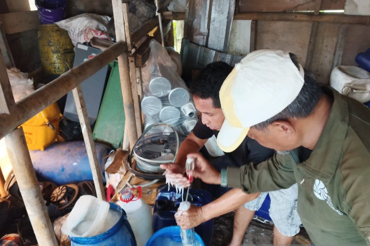 DLH Kota Bogor uji lab gel diduga penyebab Sungai Ciliwung berbuih