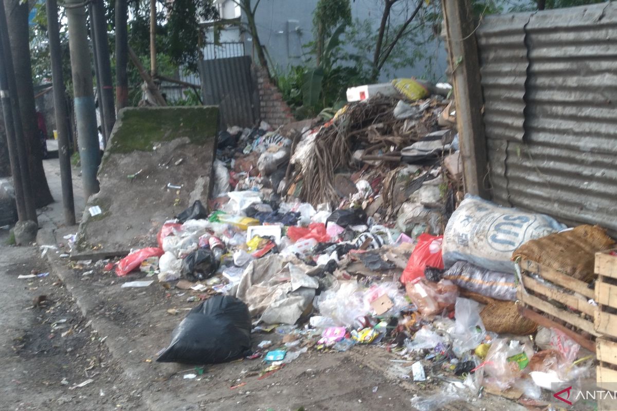 Warga buang sampah sembarangan dan tidak tepat waktu di Cianjur dikenai sanksi sosial