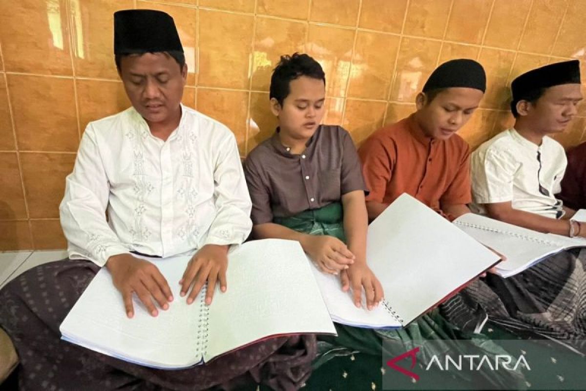 Penyandang  tunanetra di Solo belajar Al Quran braille