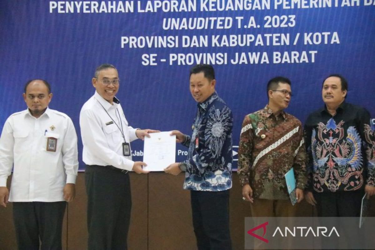 Pj Bupati Bogor serahkan LKPD 2023 ke BPK RI Perwakilan Jabar