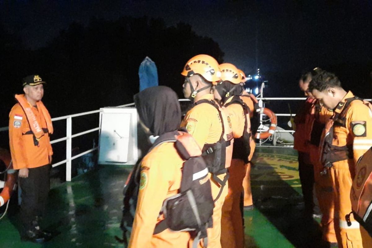 Petugas cari sembilan nelayan hilang akibat kapal terbalik di Bontang