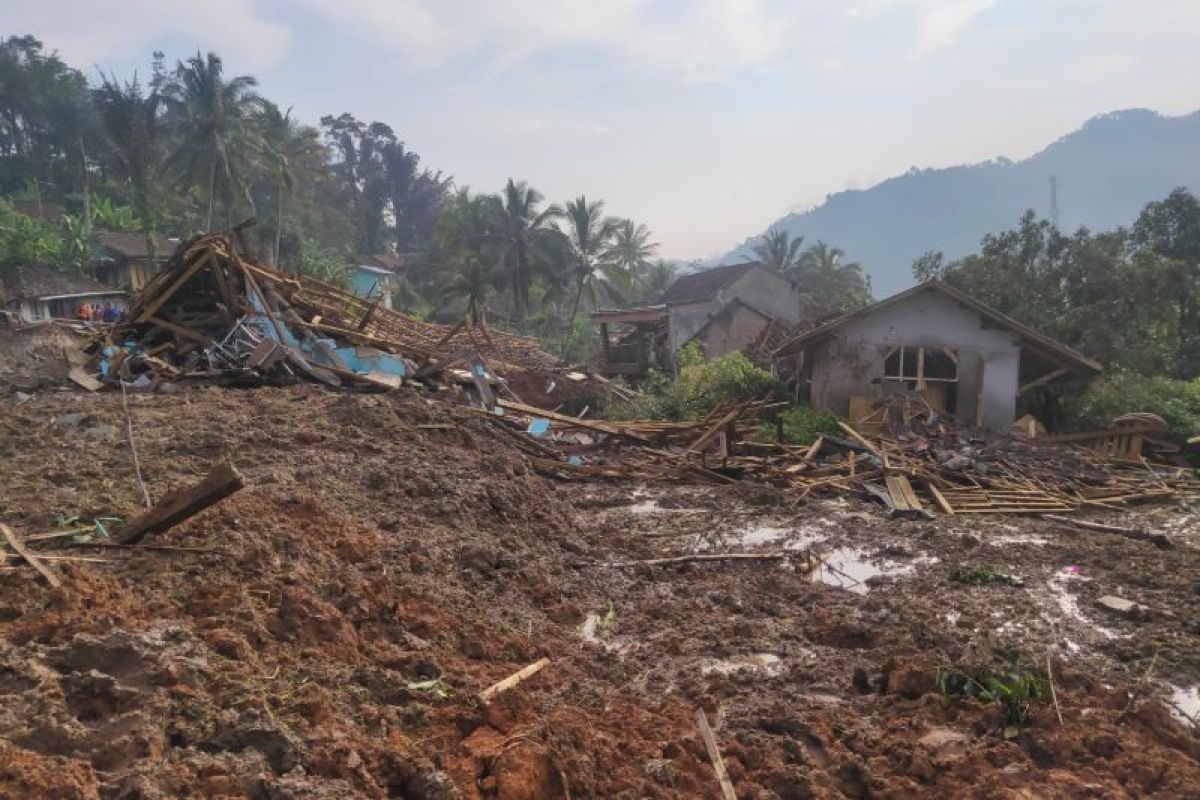 BPBD Jabar-SAR fokus cari 10 warga tertimbun longsor di Bandung Barat