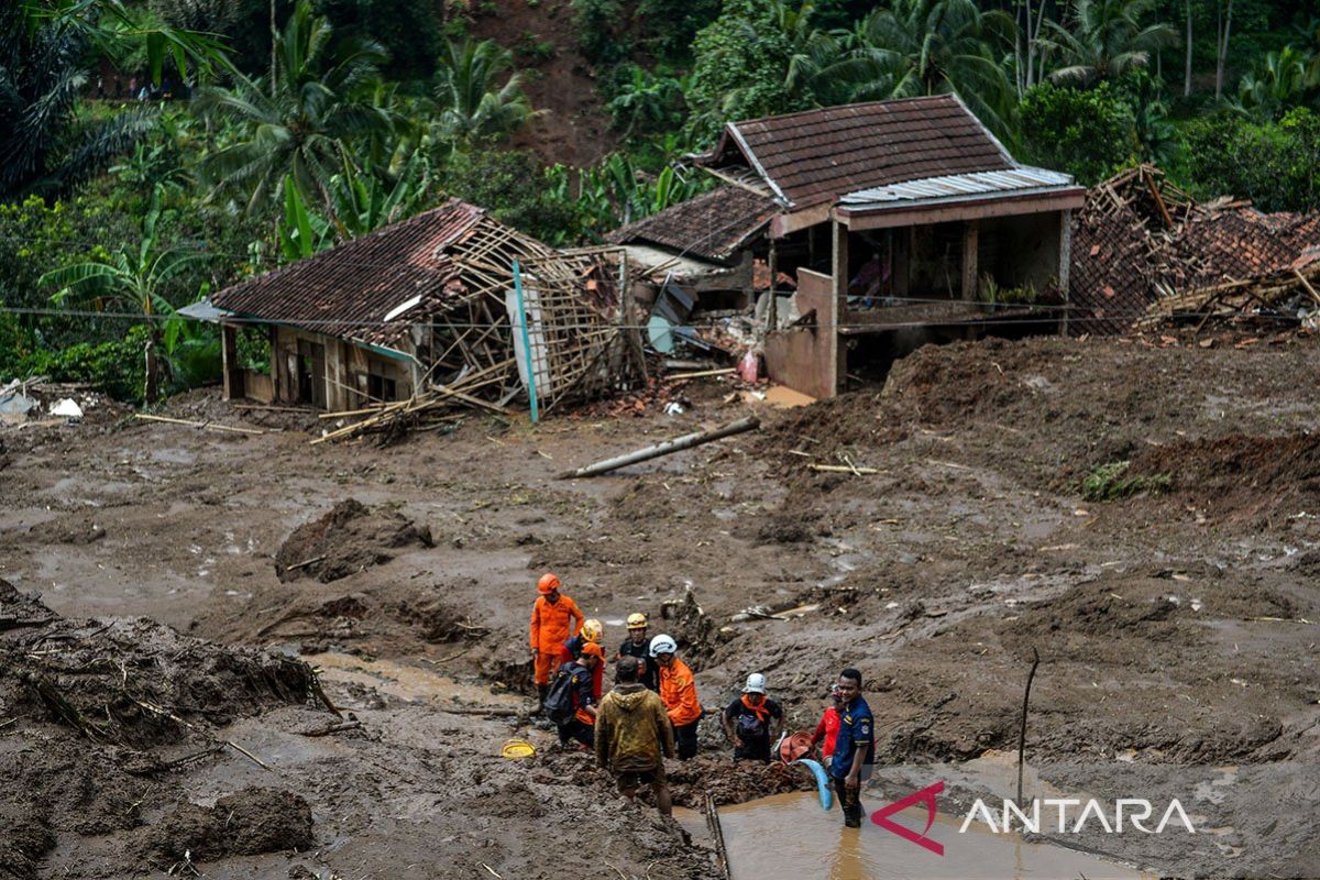 Longsor Di Kampung Cigintung, Bandung Barat, Akibatkan 30 Rumah Hancur ...