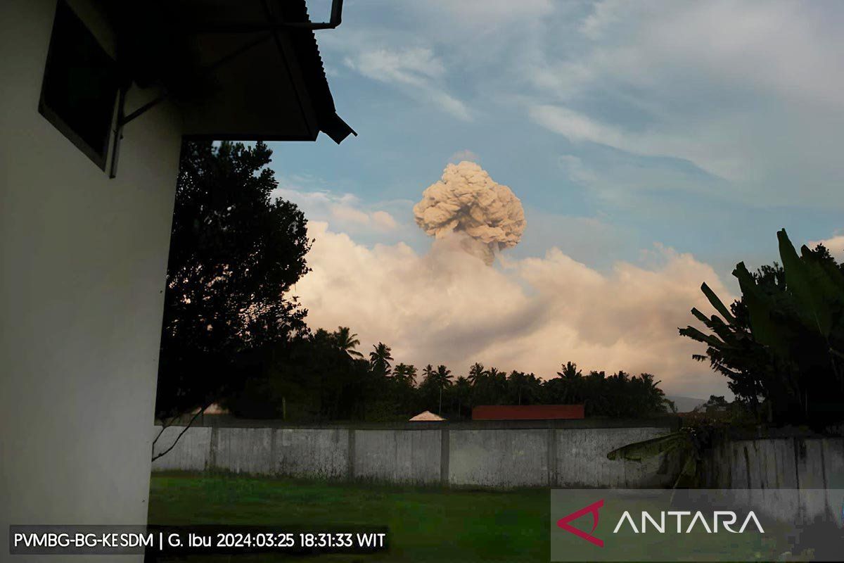 Gunung Ibu di Maluku erupsi, lontarkan abu vulkanik 2,5 kilometer