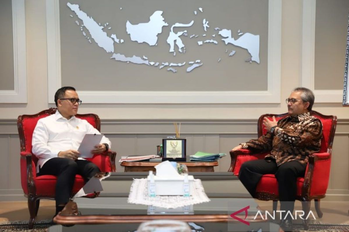 Minister Anas supports bureaucratic reform of National Library