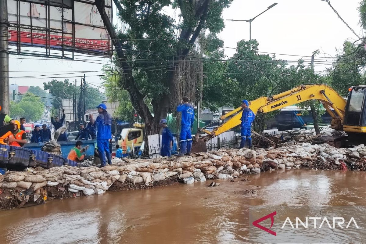 Seratus lebih petugas tangani luapan Kali Baru Kramat Jati 