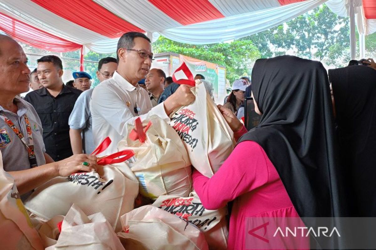 DKI jual sembako berisi daging Rp150 ribu di Jakarta Barat