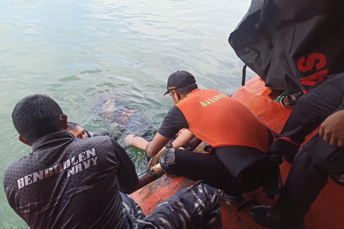 Basarnas Bengkulu evakuasi pekerja di kapal yang meninggal dunia