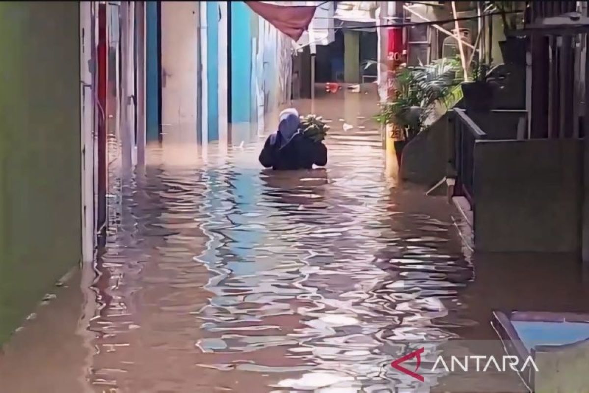 Kali Ciliwung meluap, permukiman warga Kebon Pala, Jakarta Timur kembali banjir