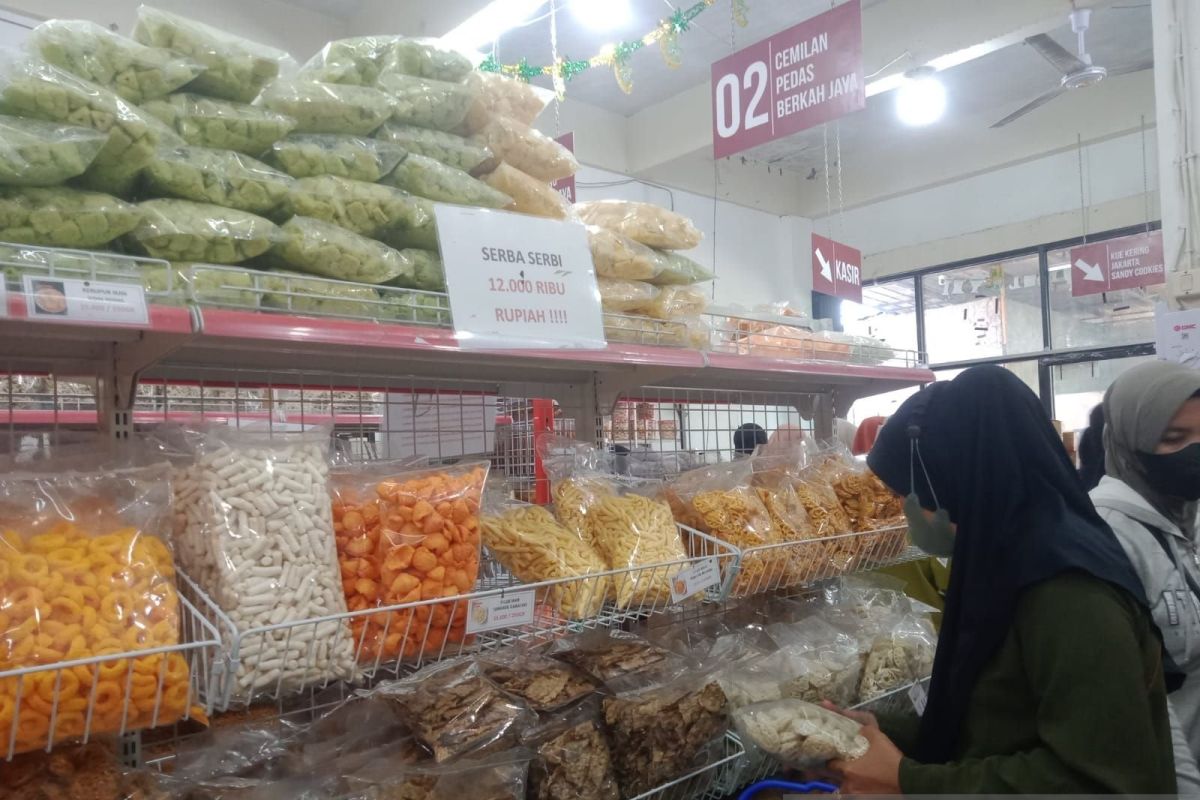 Warga borong kue dan snack Lebaran di Toko Berkah Jaya Snack