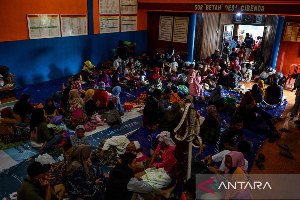 Longsor Di Kampung Cigintung, Bandung Barat, Akibatkan 30 Rumah Hancur ...