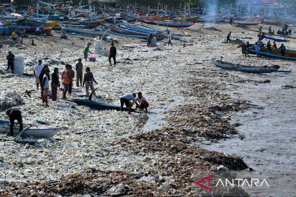 Indonesia dan Uni Emirat Arab menandatangani perjanjian untuk mengurangi sampah plastik laut