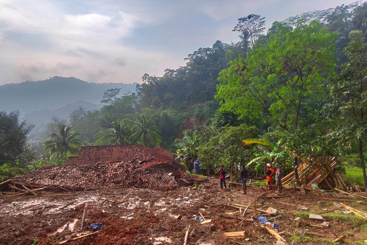 Banjir dan longsor di Bandung Barat, Jabar, sembilan warga hilang