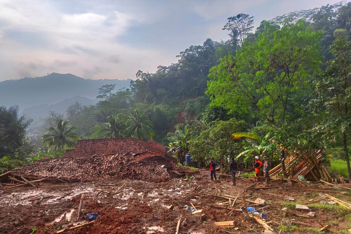 BNPB laporkan sembilan warga hilang akibat banjir dan longsor di Bandung Barat