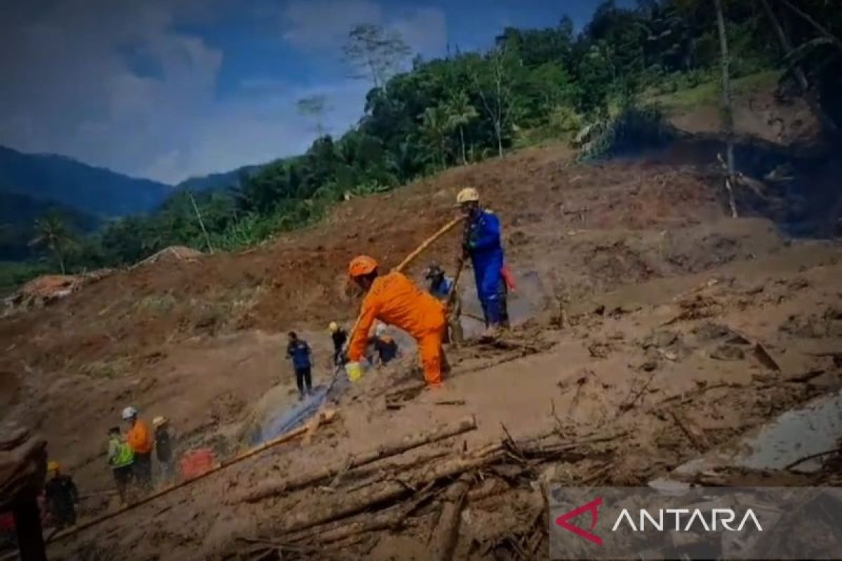 11  korban longsor di Bandung Barat dinyatakan hilang