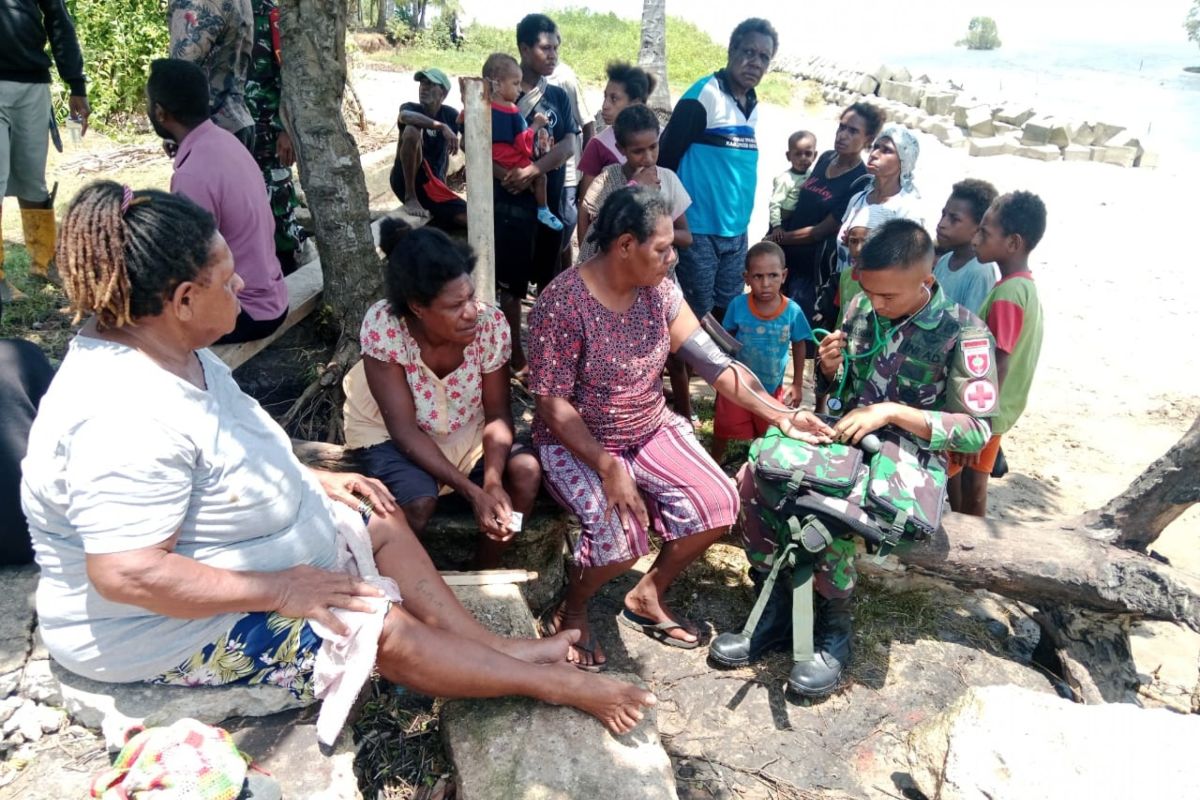 Tentara Indonesia memberikan layanan medis keliling ke desa S. Papuas