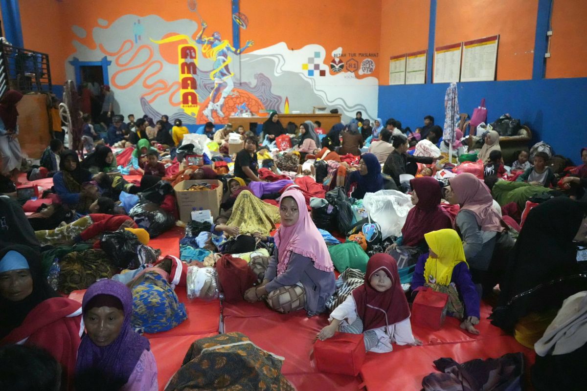Mensos Risma tinjau korban banjir dan longsor di Bandung Barat