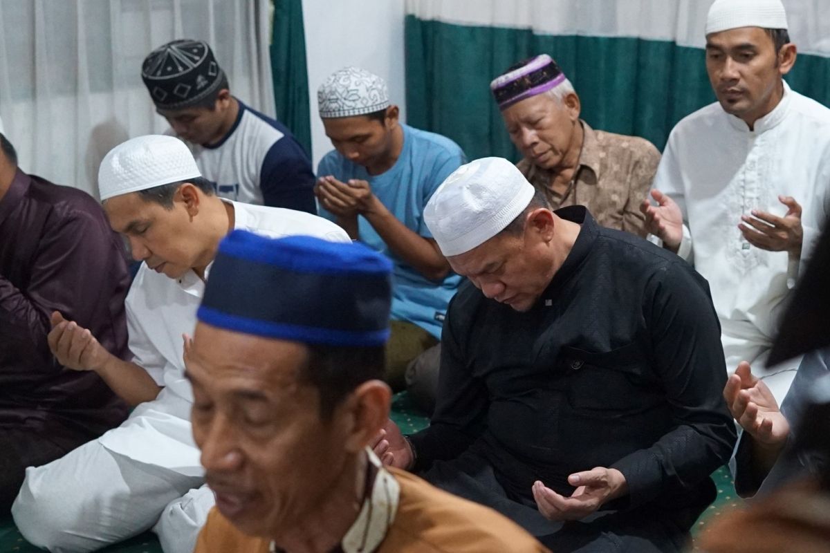 Pj Bupati HSS Tarawih berjamaah bina silaturahmi dengan warga sekitar