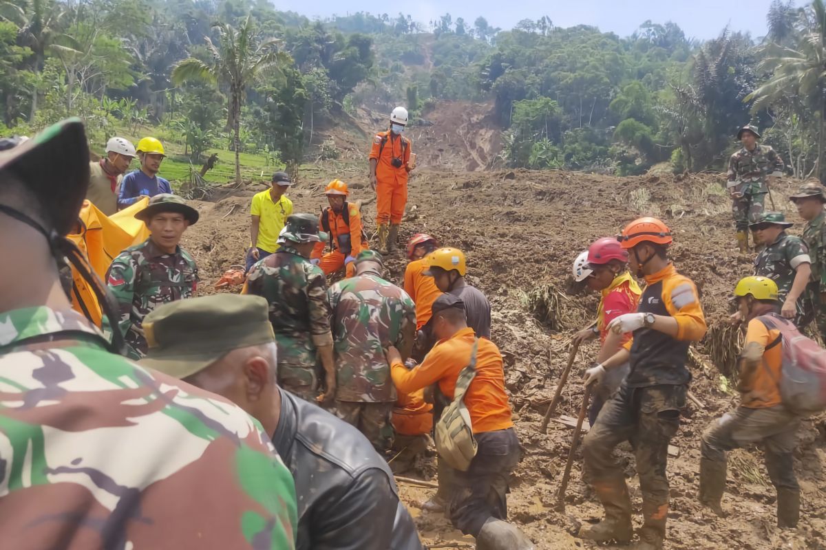 Tim SAR gabungan temukan tiga jasad korban longsor Cipongkor Bandung