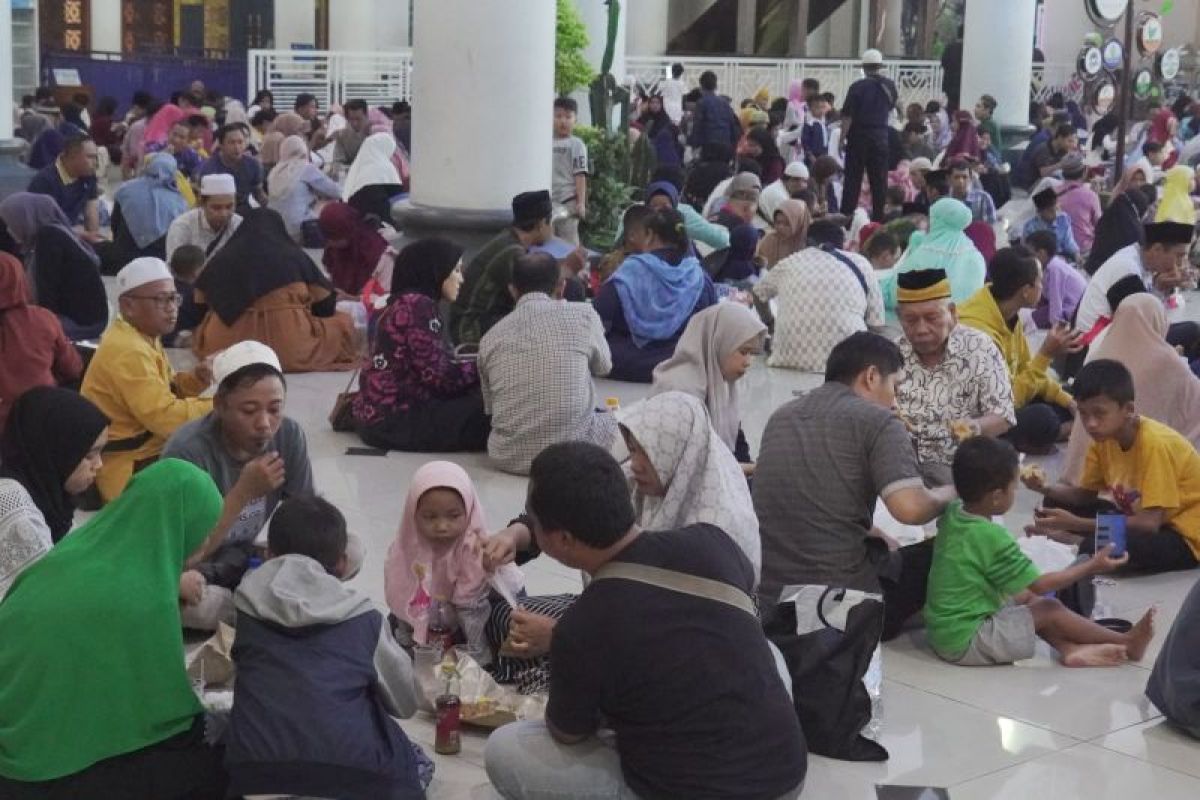 Asyiknya buka puasa bersama keluarga di Masjid Nasional Al-Akbar