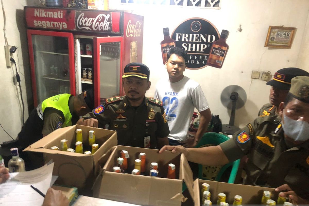 Petugas gabungan sita ratusan botol miras saat razia pekat di Cakung Jaktim