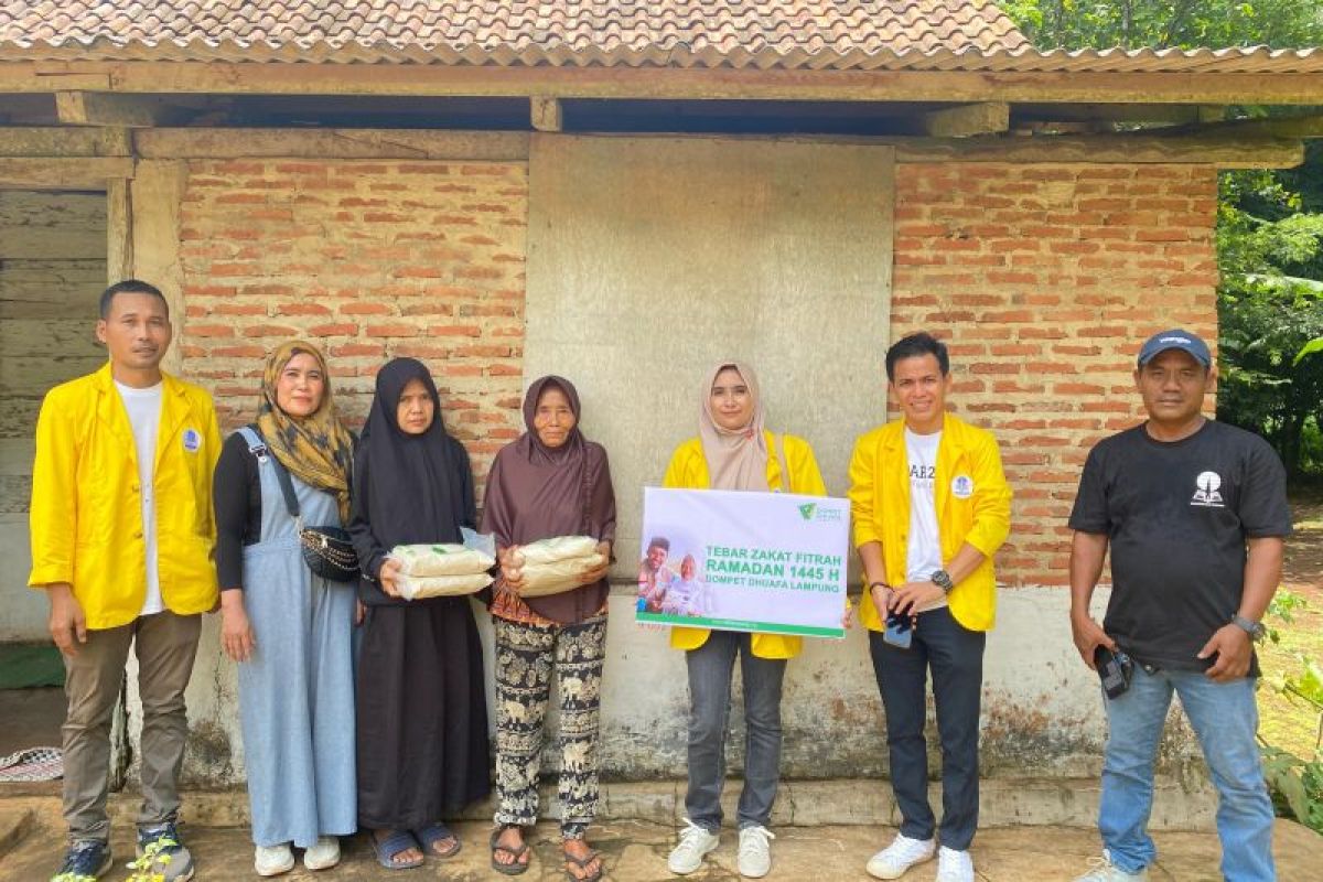 Dompet Dhuafa Lampung dan mahasiswa hukum UT di Lampung Timur bagikan zakat fitrah