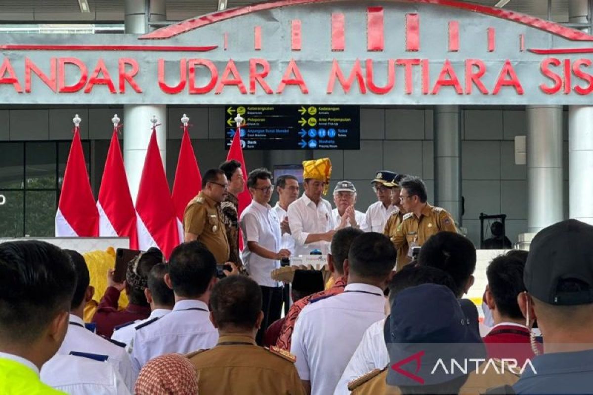 Presiden Jokowi meresmikan Bandara Mutiara Sis Al-Jufri