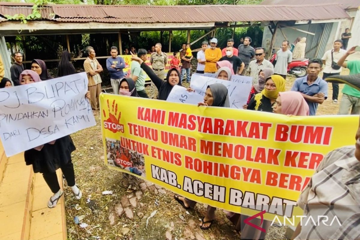 Warga unjuk rasa tolak penampungan etnis Rohingya di Aceh Barat