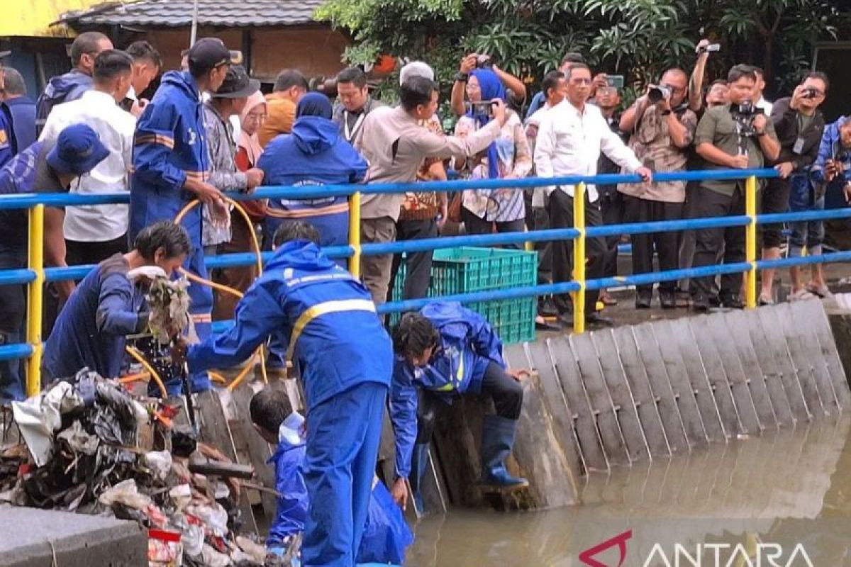 Heru: Revitalisasi sungai dan turap jadi solusi atasi banjir di Jakbar