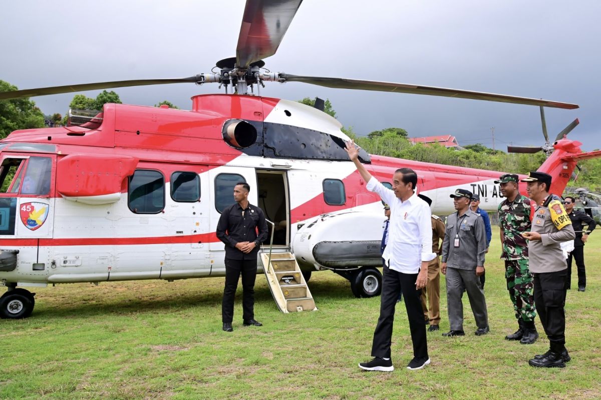 Masyarakat Banggai antusias menyambut kunjungan kerja Presiden Jokowi